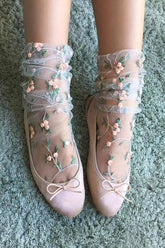 Netzsocke mit Stickerei
